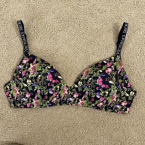 Victoria’s Secret t-shirt bra. 32DDD (32F) Wireless. Black / floral. Like new.